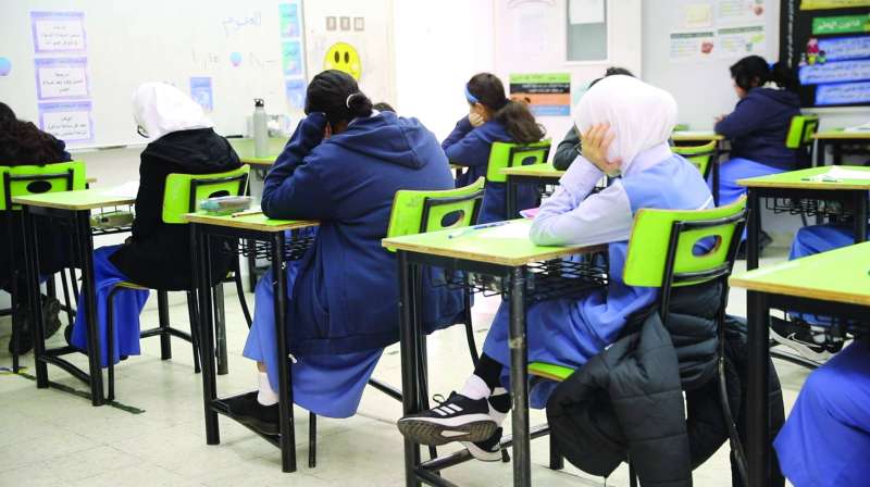 طالبات في المرحلة المتوسطة خلال الامتحان