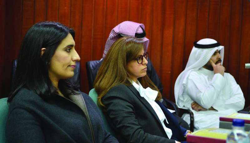 
منيرة الأمير وفرح الرومي متابعتين لأحداث الجلسة
