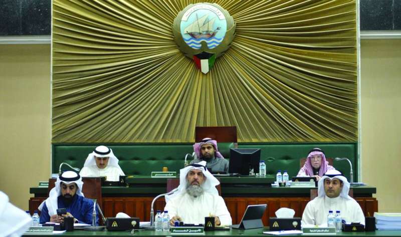 
عبدالله المحري مترئساً جلسة المجلس البلدي	 (تصوير سعود سالم)