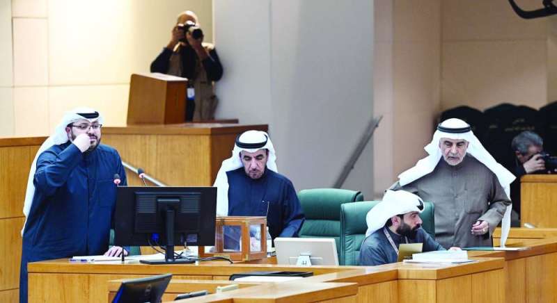 
الصقعبي على يعرض تقرير اللجنة الإسكانية وإلى جواره رئيس اللجنة حسن جوهر 	 (تصوير نايف العقلة)
