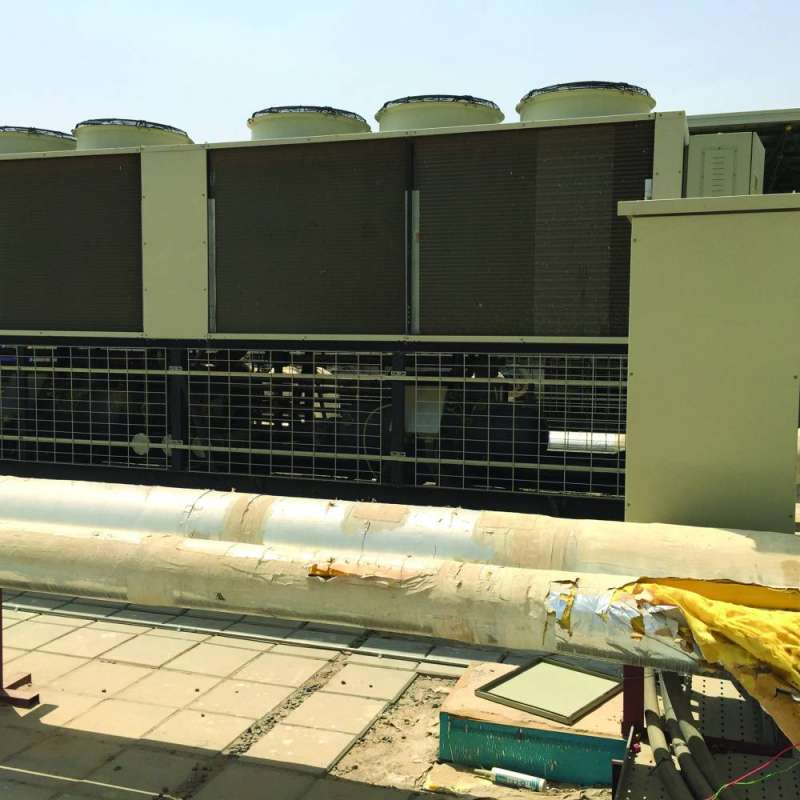 مكائن التكييف كما تبدو فوق سطح إحدى المدارس 