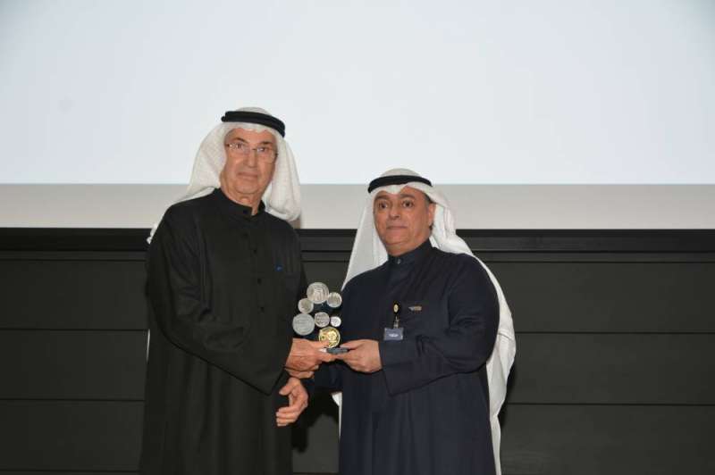 المضف يكرم د.عبدالعزيز السلطان مدير مشروع مبنى البنك الرئيسي في جنوب السرة