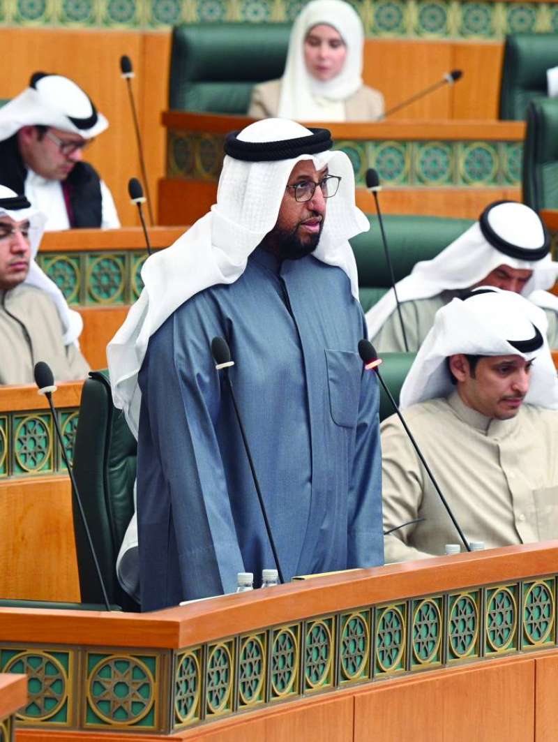 
عمار العجمي يتحدث في الجلسة
