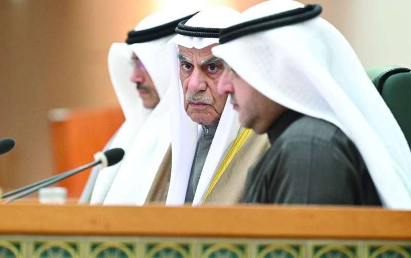 
السعدون لدى ترؤسه الجلسة وإلى يساره عبدالكريم الكندري	(تصوير نايف العقلة)