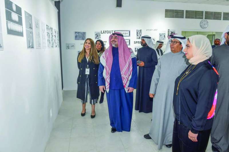 
الزامل خلال جولته في المعرض