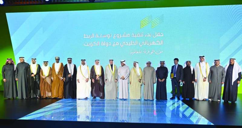 
سالم الصباح والعبادي وكبار الشخصيات الذين شاركوا في تدشين تنفيذ المشروع	 (تصوير أسعد عبدالله)