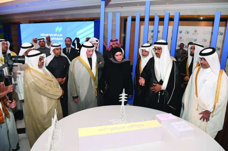 
سالم الصباح وبوقماز والعبادي يستمعون إلى شرح عن تصميم مشروع الربط الكهربائي 