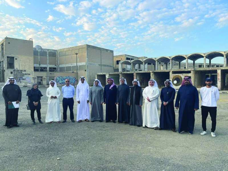 
الوزير والمهان يتوسطان المشاركين في الجولة داخل السوق
