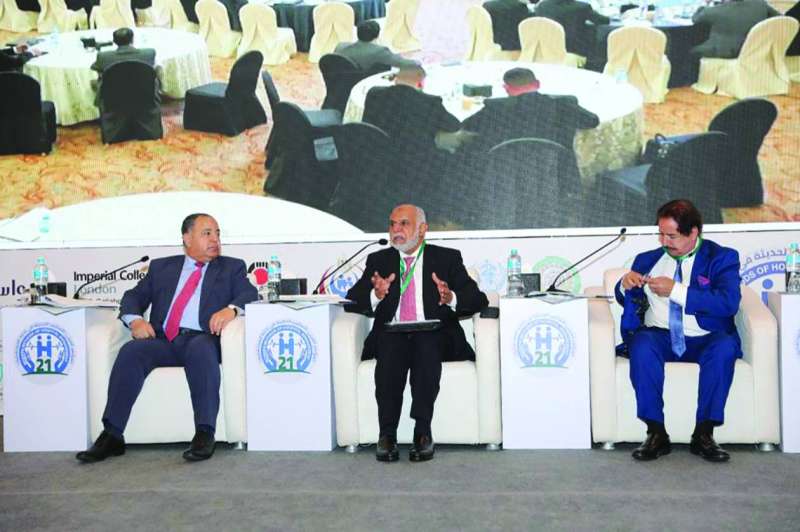 
الجارالله خلال مشاركته متوسطاً وزير المالية المصري ووزير الصحة السعودي الأسبق
