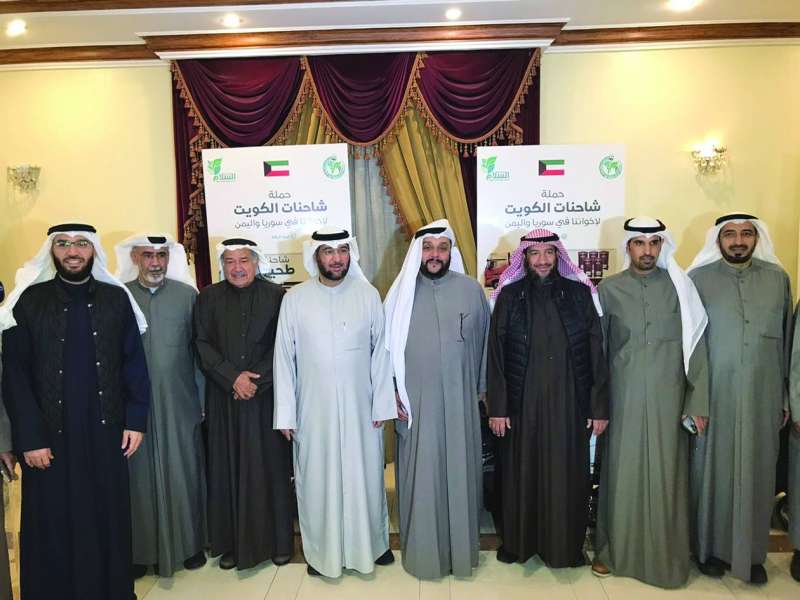 
العون متوسطاً عدداً من المشاركين في تجهيز وتسيير شاحنات الحملة 	 (تصوير أسعد عبدالله)