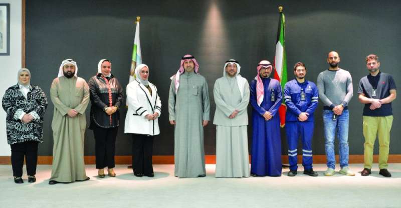 
عبدالله الأحمد ونمر الصباح مع عدد من الضباط القضائيين	(تصوير سعود سالم)
