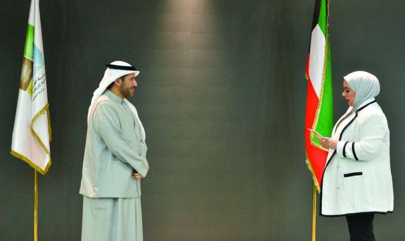 
إحدى الضابطات تؤدي القسَم أمام الأحمد
