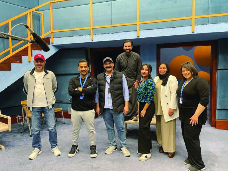 طاقم عمل المسلسل في لقطة جماعية