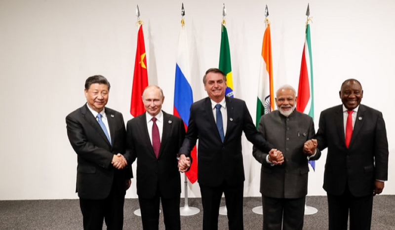 صورة أرشيفية لمصافحة جماعية بين رؤساء «دول البريكس» 
