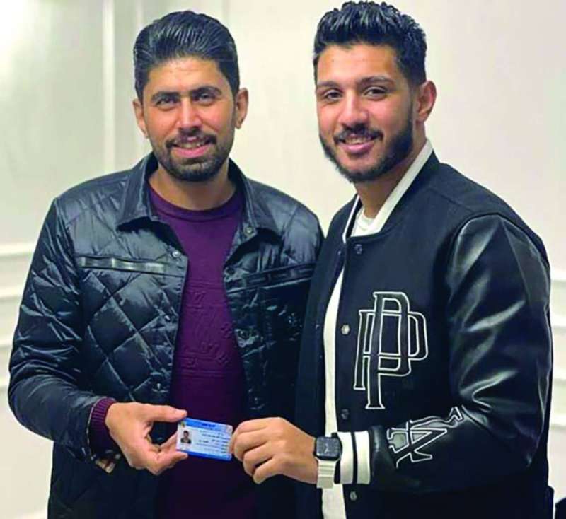 أحمد سالم (يسار) يتسلم بطاقة النقابة