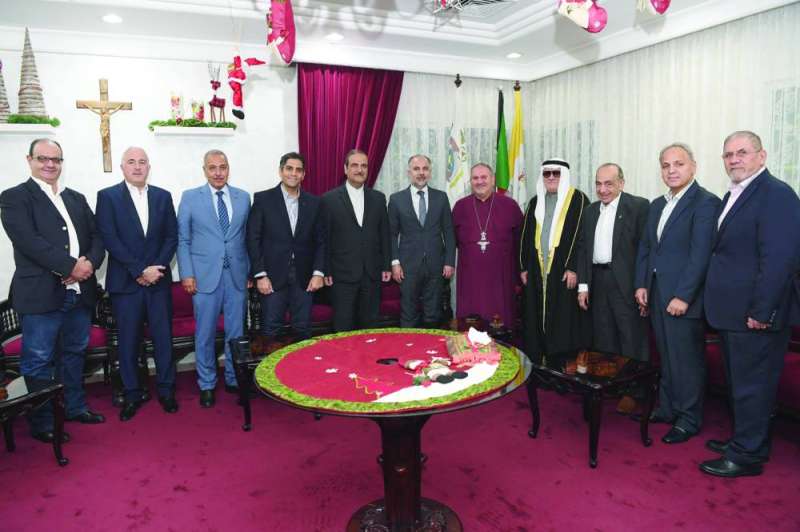  السفير الإيراني متوسطاً مجموعة من الحضور 