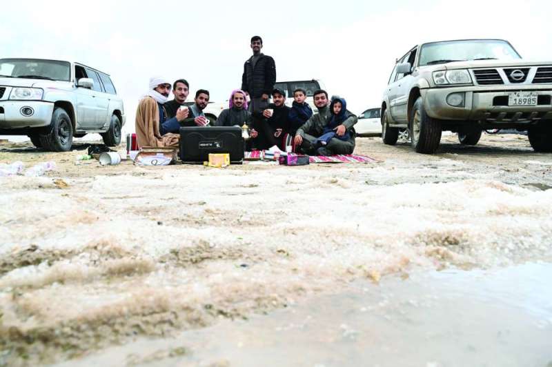 
كشتة برية وسط حبات البردي التي كست المنطقة الجنوبية 	 (تصوير أسعد عبدالله)