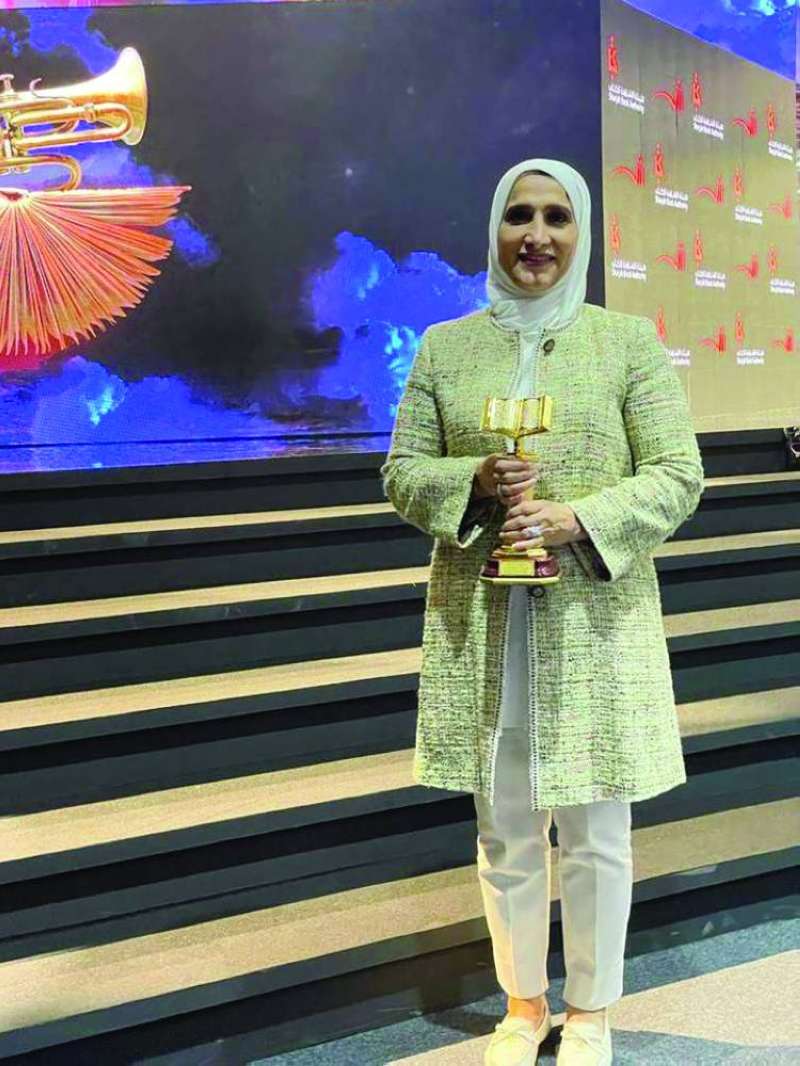 منى الشمري مع جائزتها 