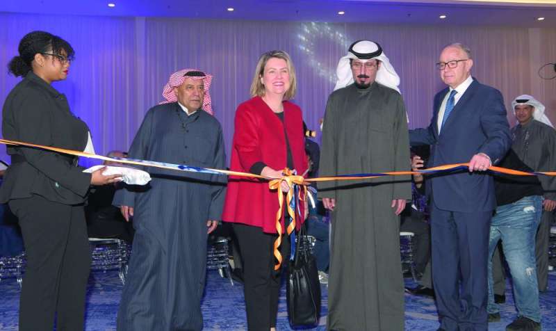 السفيرة الأسترالية والكندري وقياديو الجامعة خلال قص شريط افتتاح المعرض