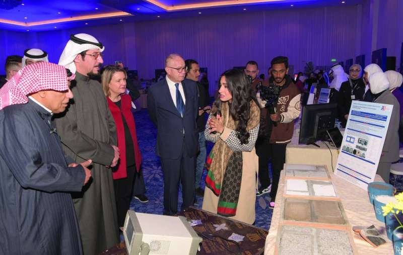 طالبة تشرح المشروع المصمم من فريقها 