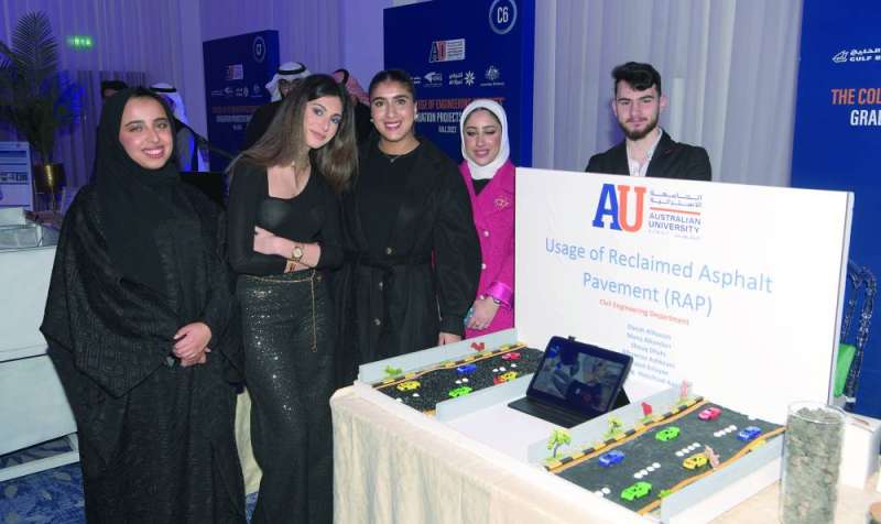 طالبات وزميلهن أمام مشروعهم