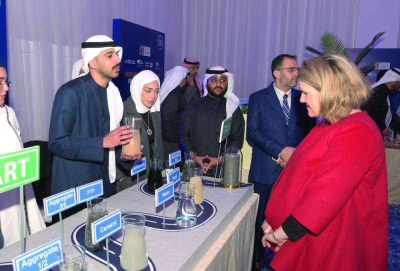 السفيرة الأسترالية خلال جولتها في المعرض