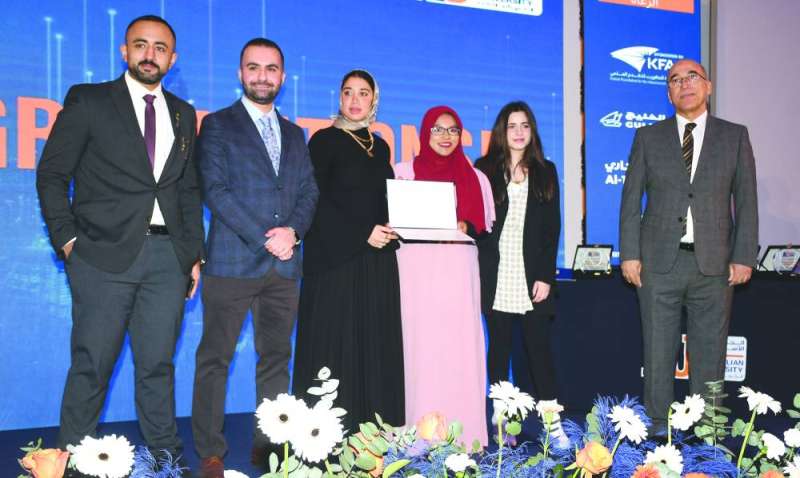 تكريم أحد الفرق المشاركة في المعرض