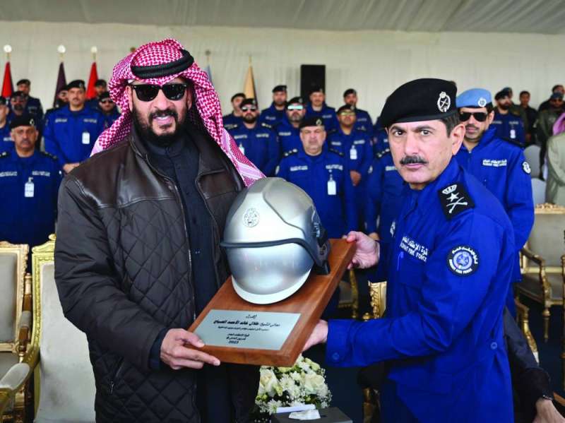 خوذة الإطفائي هدية تذكارية من المكراد للخالد
