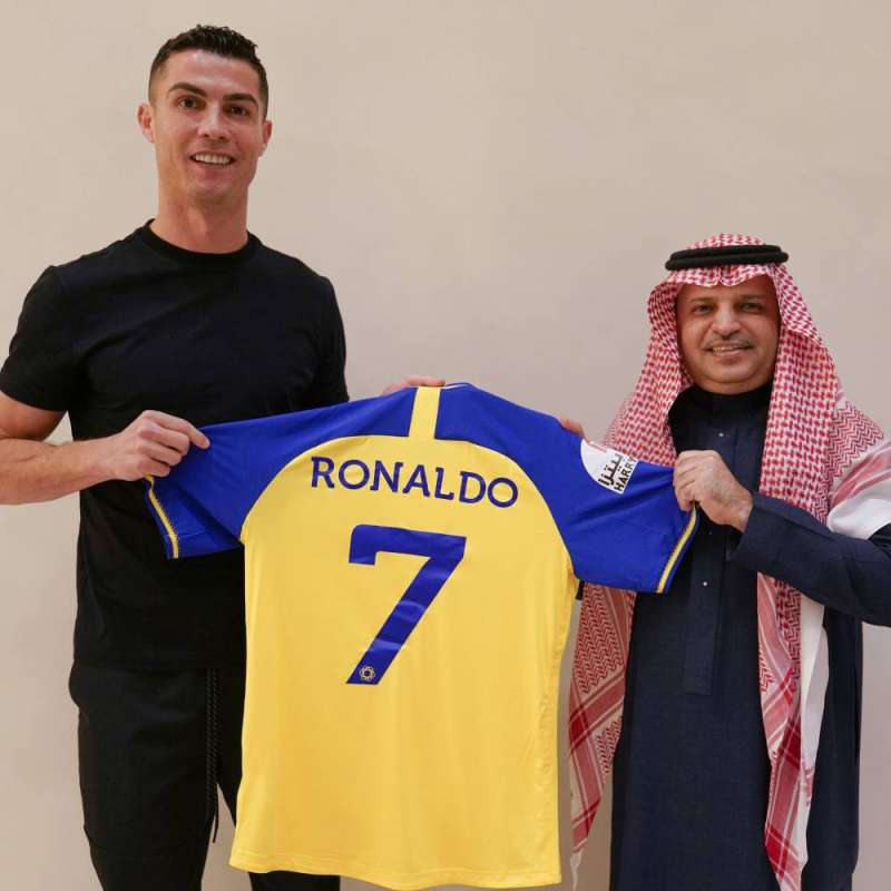 رونالدو يحمل القميص رقم 7 بعد التوقيع