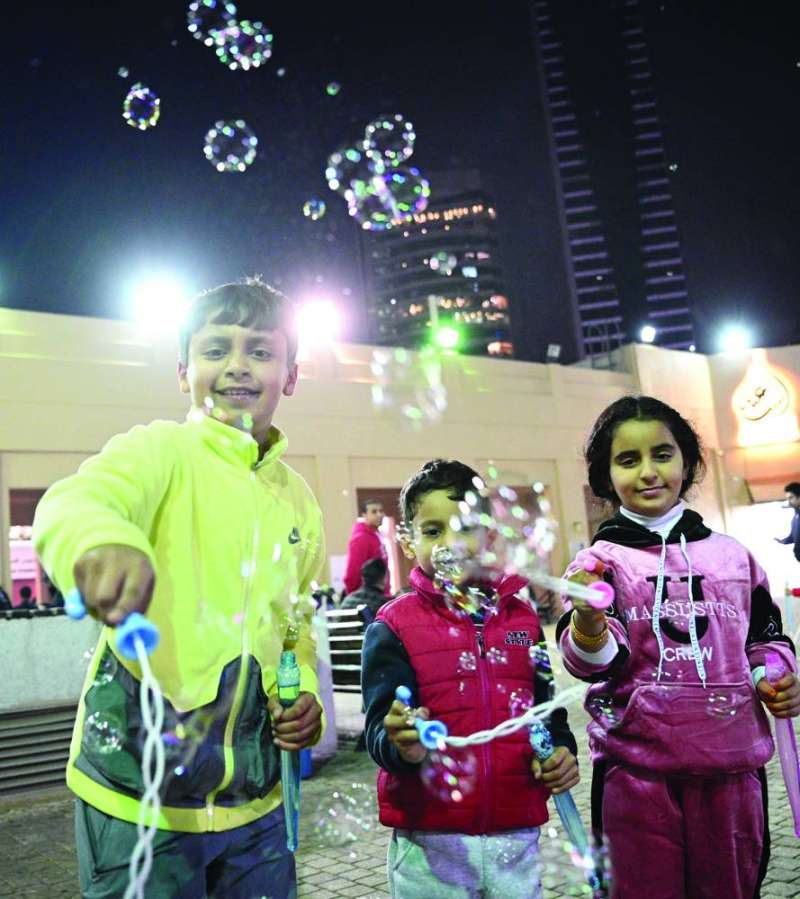 أطفال يلهون فرحين بالعام الجديد