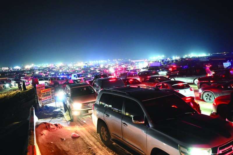 
غابة من المركبات في الصبية ليلة الاحتفال برأس السنة