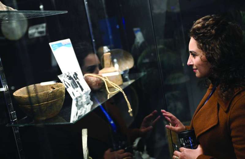 6 زائرة تطالع معروضاً أثرياً في القرية