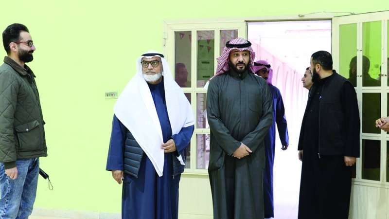 أنور العبدالغفور خلال جولته بأحد المعاهد