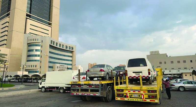 المركبات المهملة في طريقها إلى موقع حجز البلدية 