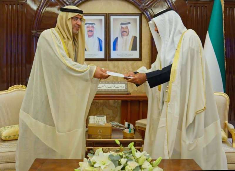 السفير الإماراتي يسلم رئيس الوزراء الرسالة