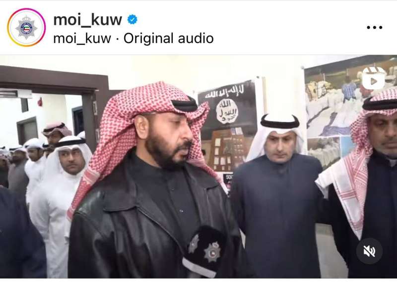 صورة (راية داعش) المعلقة على الحائط والمرتبطة بقضية مخدرات تم ضبطها في شهر أغسطس 2020 