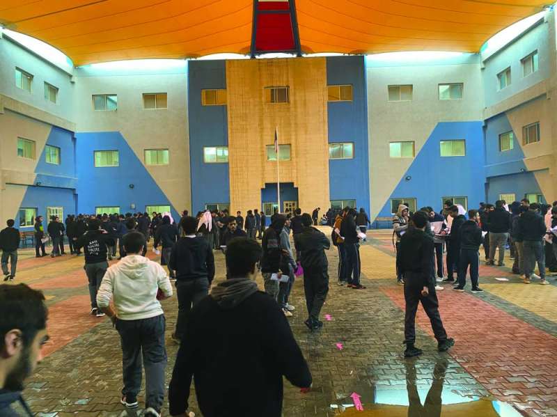 اختبارات الثاني عشر... في أجواء ممطرة