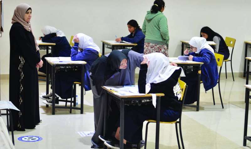 مراقبة تطمئن على حالة إحدى الطالبات