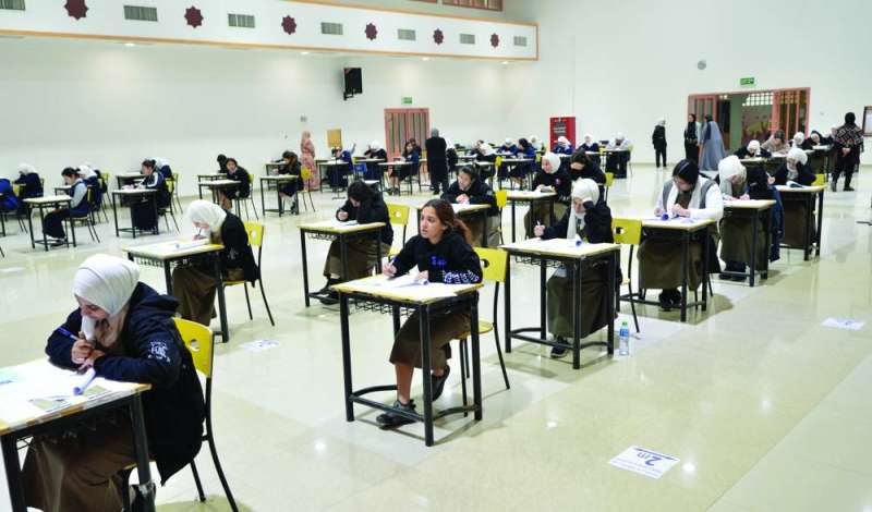 
طالبات يؤدين الاختبار في إحدى اللجان 	(تصويرسعود سالم)
