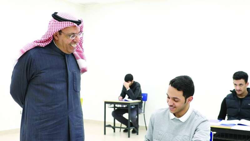 
العدواني خلال تفقده سير اختبارات إحدى اللجان
