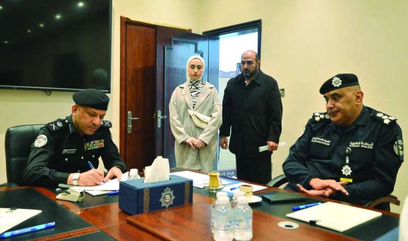 اللواء الخدة والعميد حمود الروضان خلال استقبال مراجعين	(تصوير سعود سالم)
