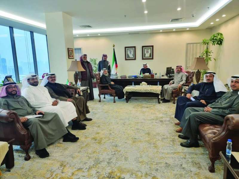  الحيص خلال استقباله قياديي «المواصلات» وموظفيها