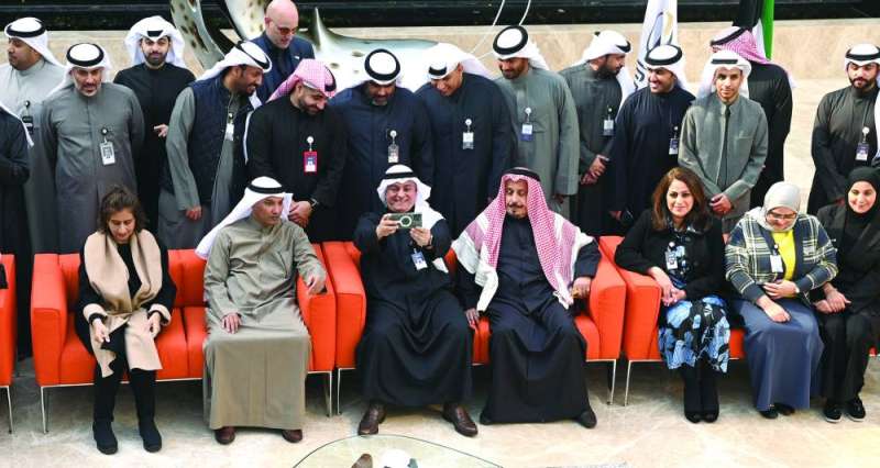 
المضف يلتقط «سيلفي» مع موظفي البنك 	(تصوير نايف العقلة)
