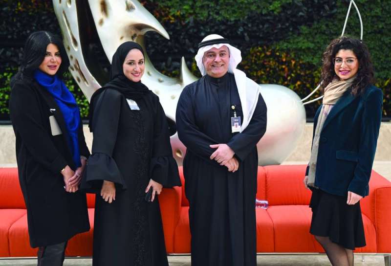 
موظفات في صورة تذكارية مع المضف