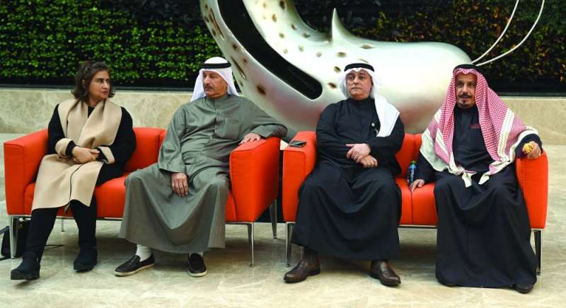 
المضف يتوسط قياديين في البنك
