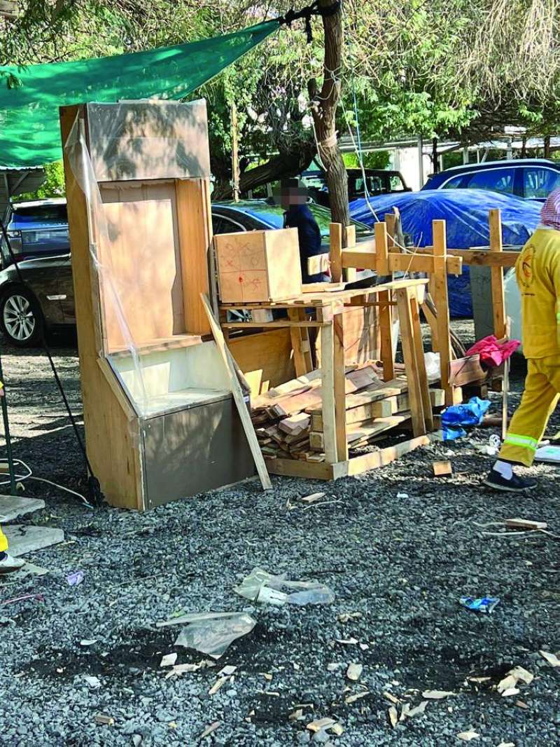 أخشاب متكدّسة في ساحة ترابية