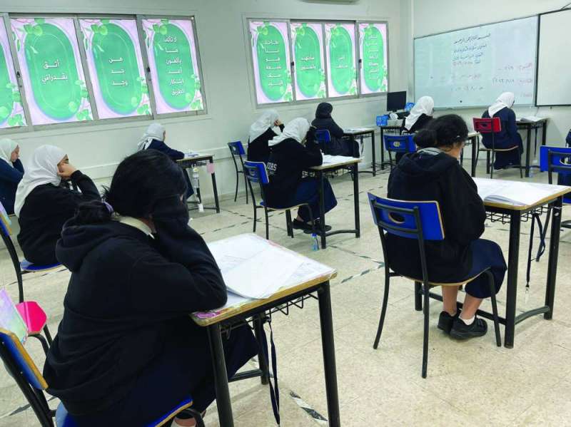 
جانب من اختبارات الثاني عشر أمس
