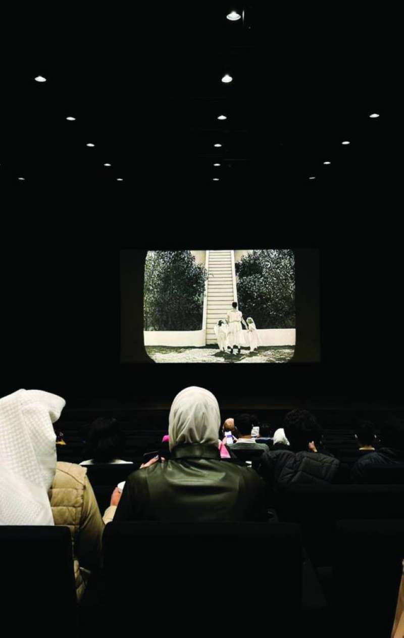 الجمهور يتابع بشغف أحداث الفيلم الروائي 