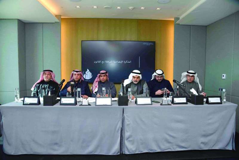 
المشاركون في الحلقة النقاشية