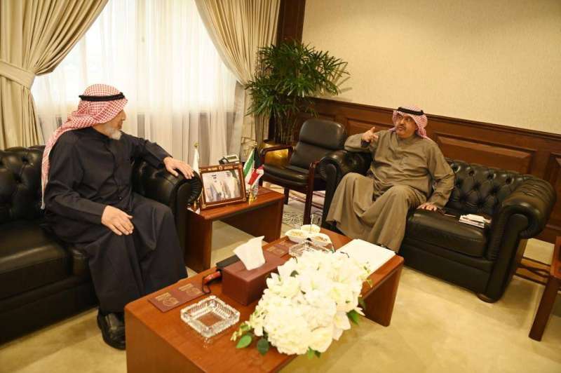 المحافظ علي الأصفر مستقبلاً المدير الجديد لمنطقة حولي الصحية 